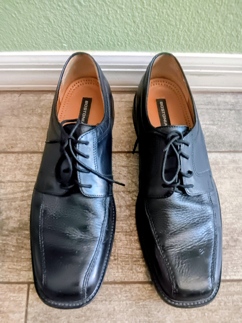Bostonian Black Leather Lace-Up Oxfords